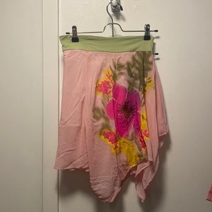 Cute lightweight vintage skirt, flowy and comfortable.